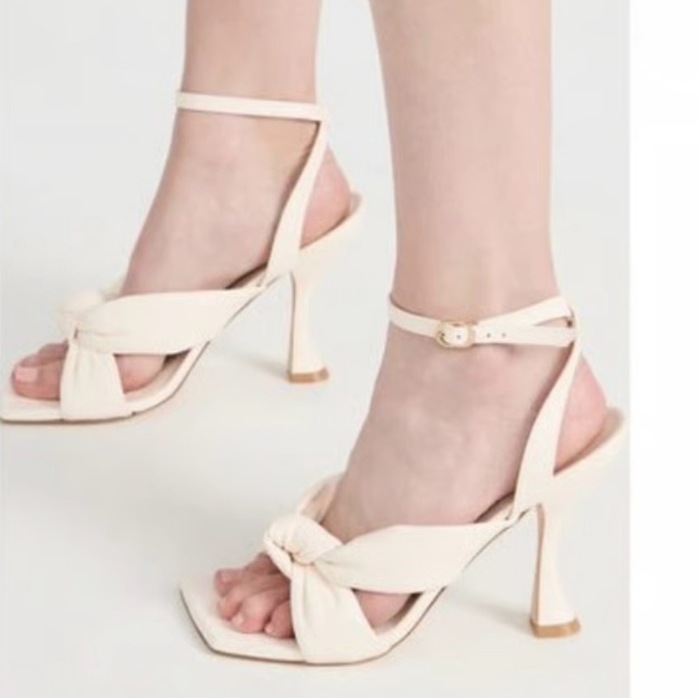 Stuart Weitzman Playa Ankle-Strap
Knot Sandal Seashell 7.5 Cream Knotted Heels